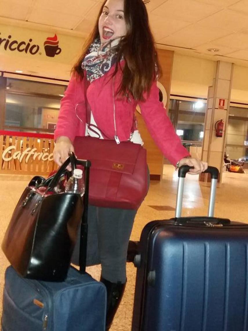 La joven, en el aeropuerto, antes de poner rumbo a Frankfurt.