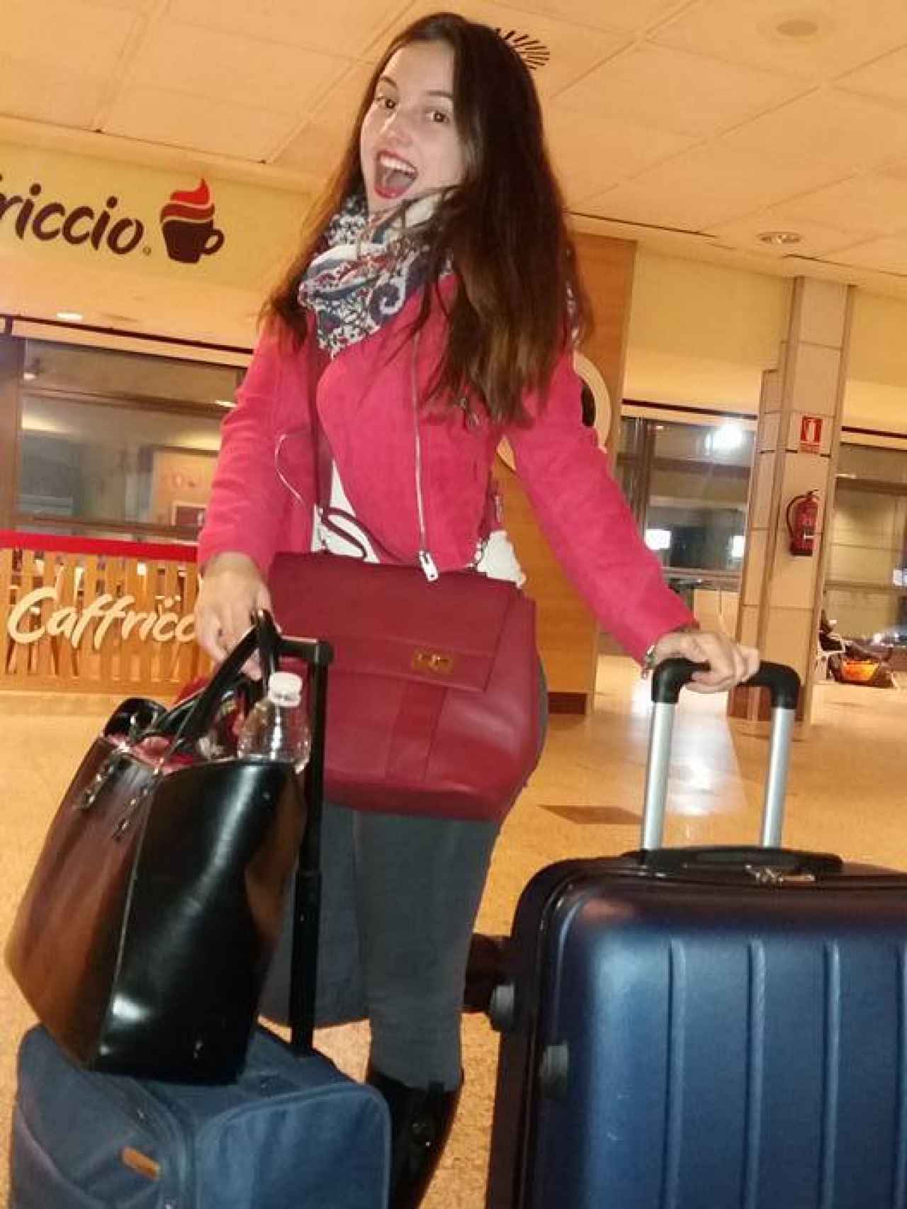 La joven, en el aeropuerto, antes de poner rumbo a Frankfurt.