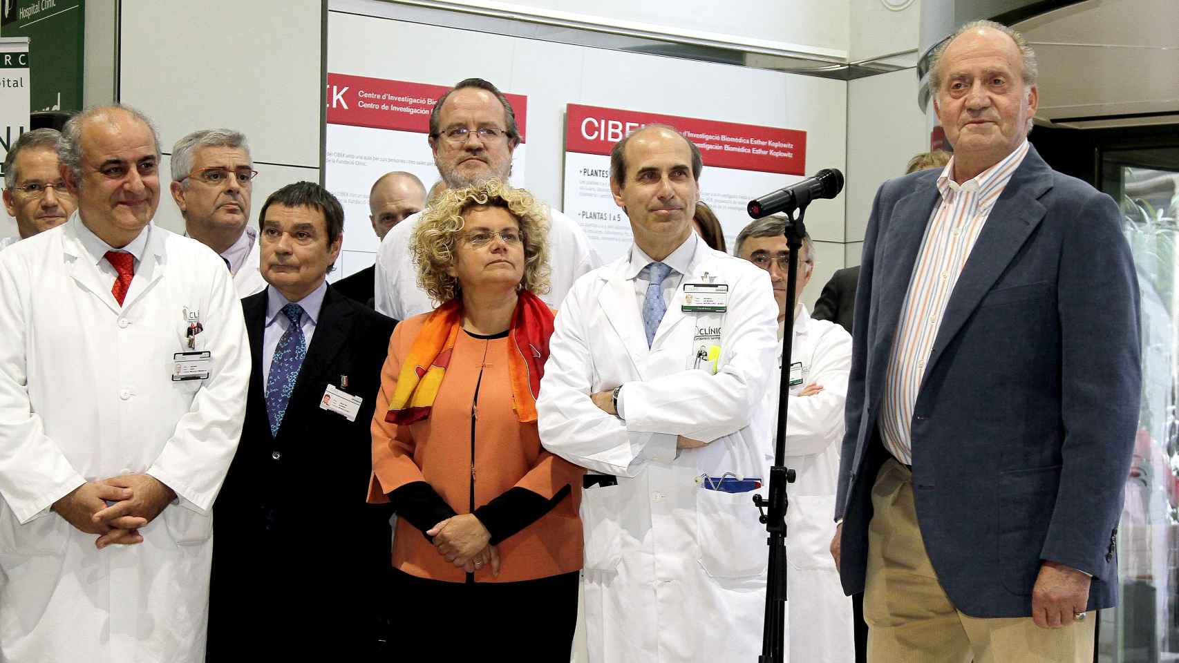 El rey Juan Carlos en el Hospital Clínic de Barcelona tras recibir el alta hospitalaria.