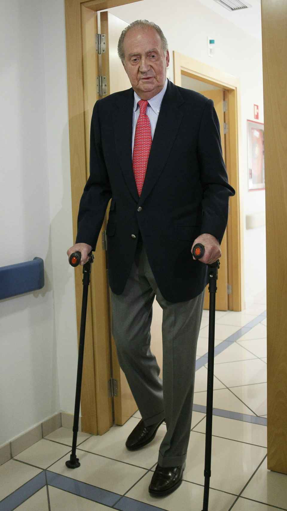 El rey Juan Carlos tras recibir el alta en la clínica San José de Madrid en abril de 2012.