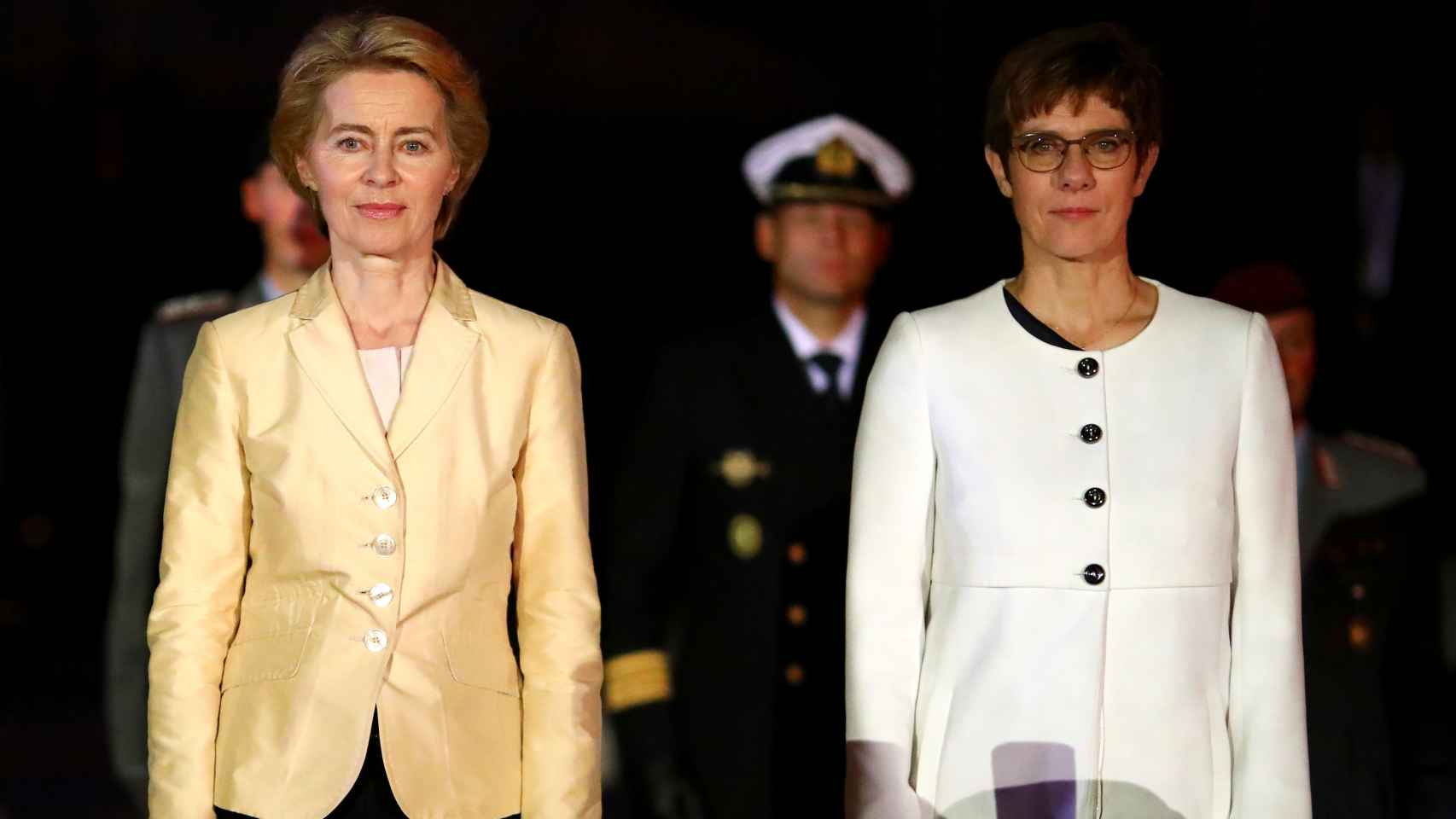 Ursula von der Leyen (izquierda), presidenta de la Comisión Europea, y Annegret Kramp-Karrenbauer, ministra de Defensa.