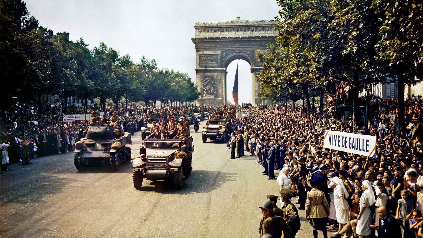Desfile por los Campos Elíseos de unidades pertenecientes a la 2.ª División Blindada tras la Liberación de París