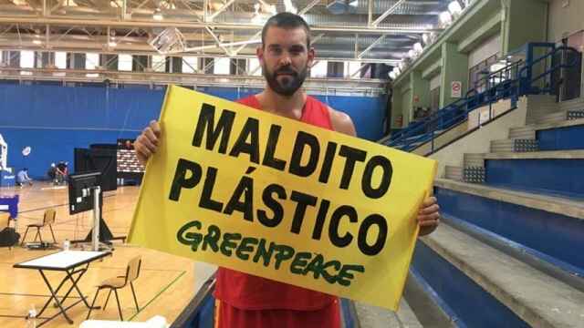 Marc Gasol se suma a la campaña contra el plástico de Greenpeace. Foto: Greenpeace