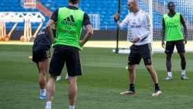Bale, Zidane y Mendy durante un entrenamiento del Real Madrid.