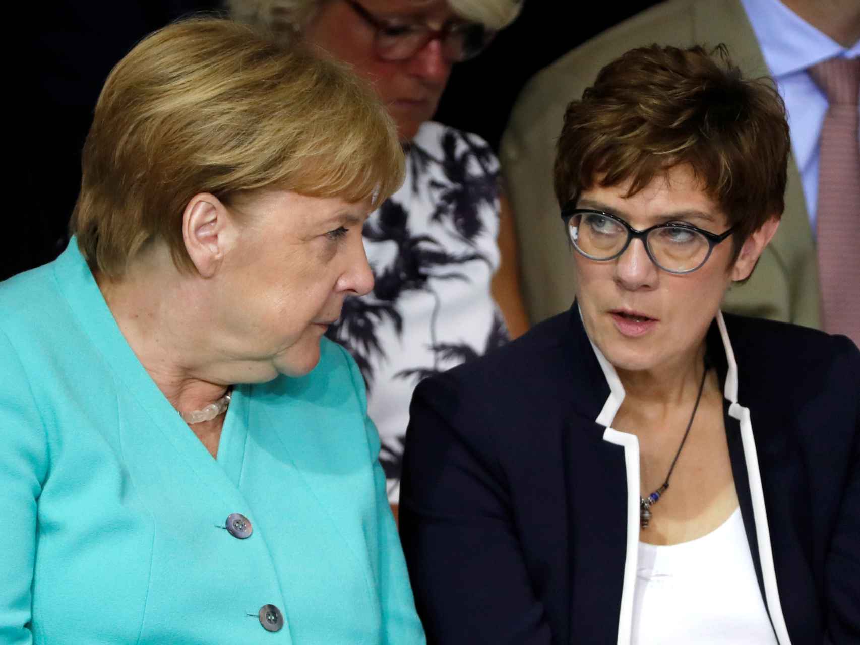 Angela Merkel (izquierda) y Annegret Kramp-Karrenbauer, nueva líder del CDU.