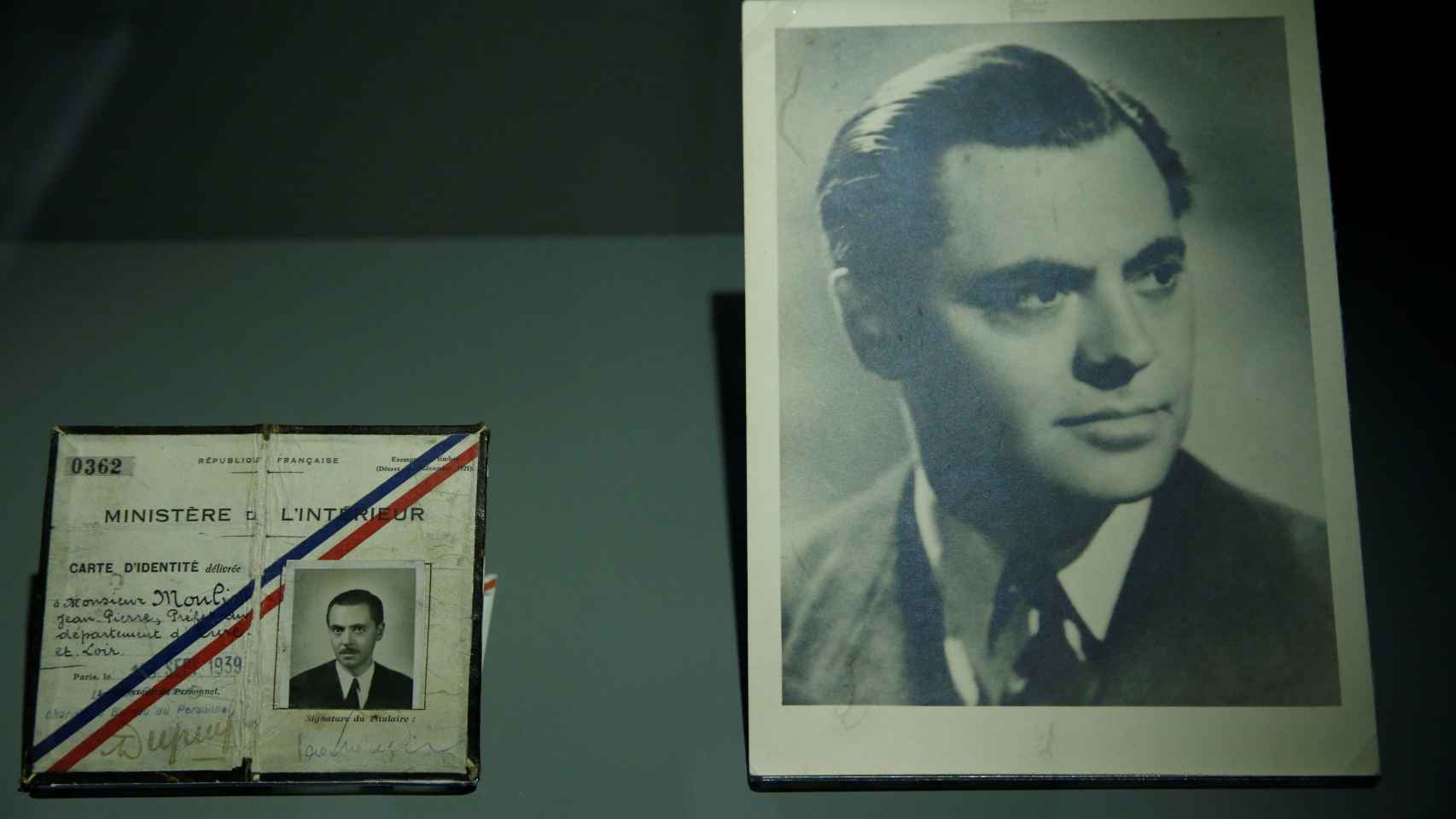 El carné de identidad y un retrato de Jean Moulin, uno de los líderes de la Resistencia.