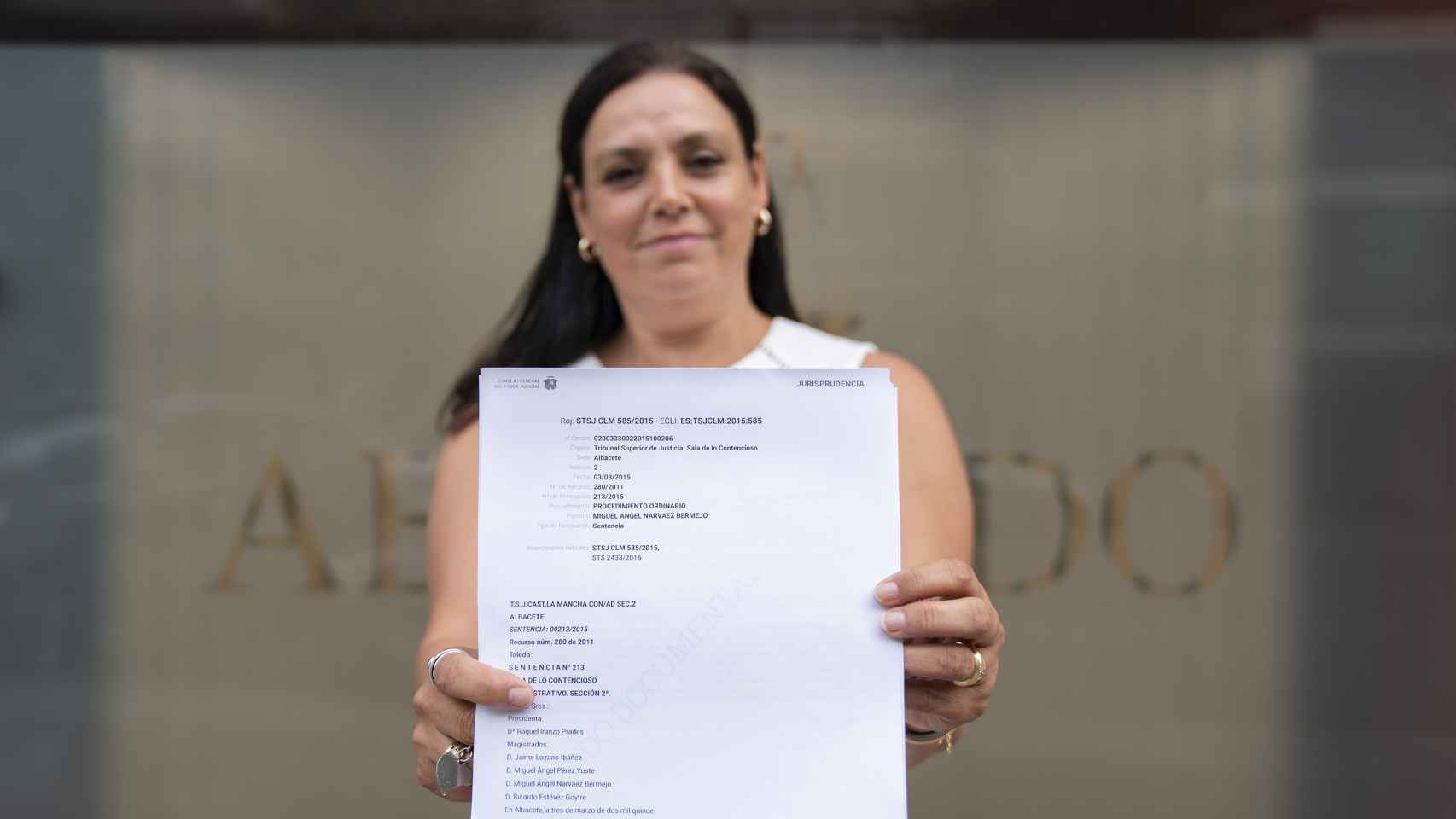 Carmen Sánchez posa con la sentencia del TSJ de Castilla-La Mancha.