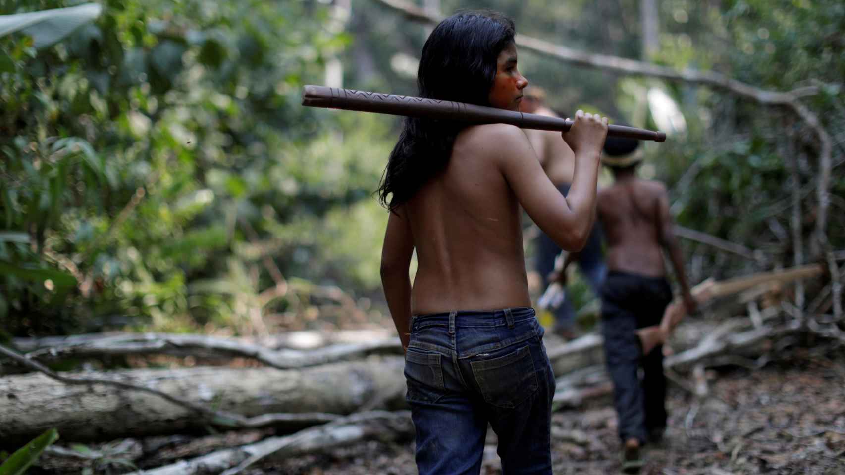 Indígenas pasean por un área deforestada de la Amazonía.