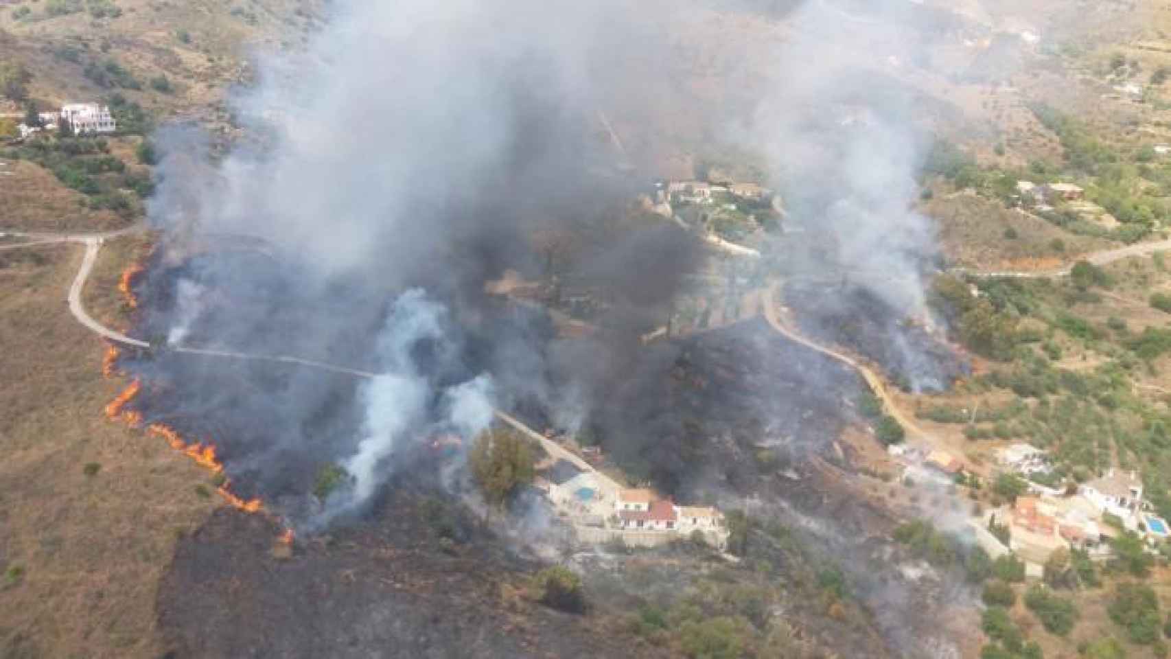 Vista panorámica de un incendio en la sierra de Mijas.