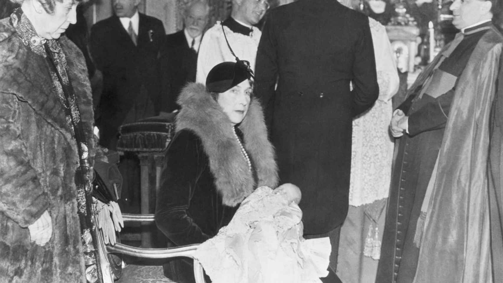Un Juan Carlos recién nacido es sostenido por su abuela Victoria Eugenia de Battenberg en Roma.