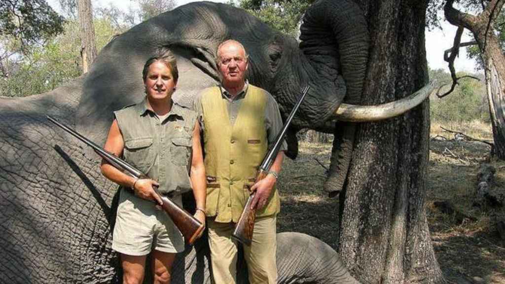 El Rey, junto al director de Rann Safaris, con el que cazó un elefante en Botsuana.