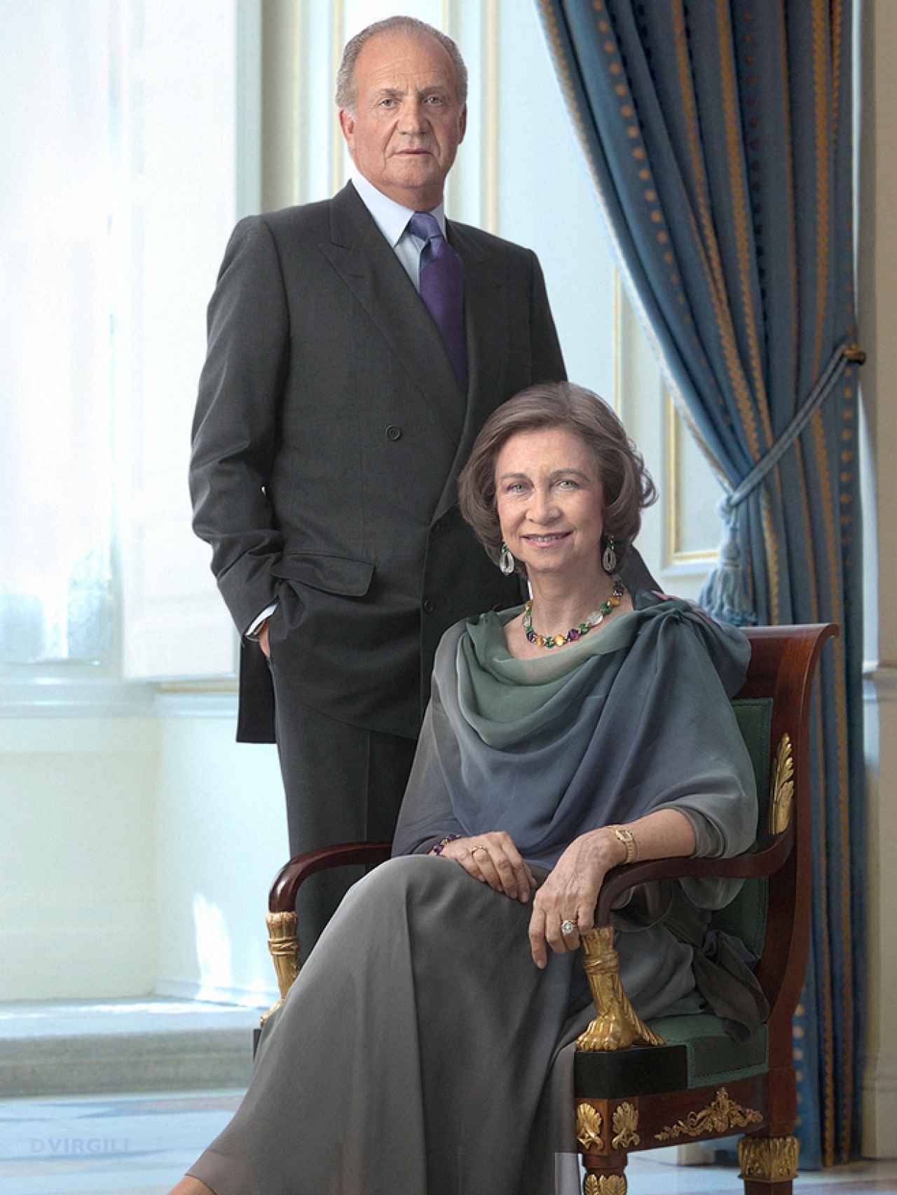 En una foto oficial junto a la Reina Sofía.