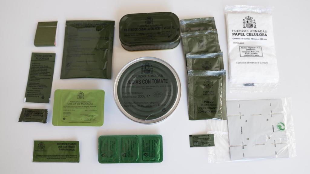 En una ración no sólo hay comida; también hay un hornillo para calentarla, servilletas, pastillas potabilizadoras...