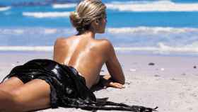Una mujer desnuda en la playa.