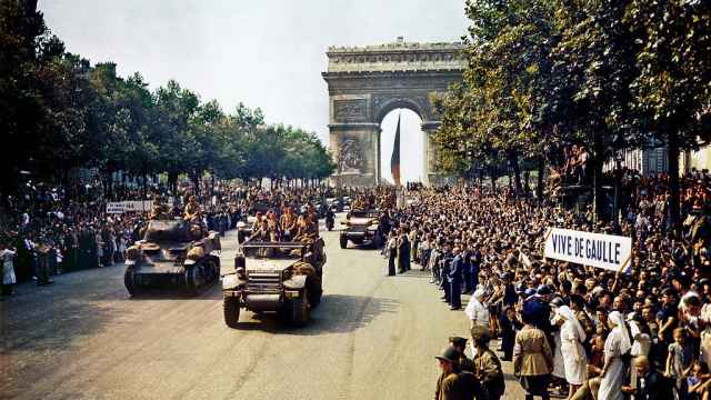 La 2º División Blindada de Leclerc, durante el desfile por los Campos Elíseos el 26 de agosto de 1944.