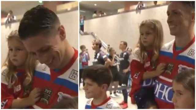 Fernando Torres sale al césped con sus hijos en su último partido