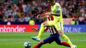 Arambarri pelea un balón con Morata