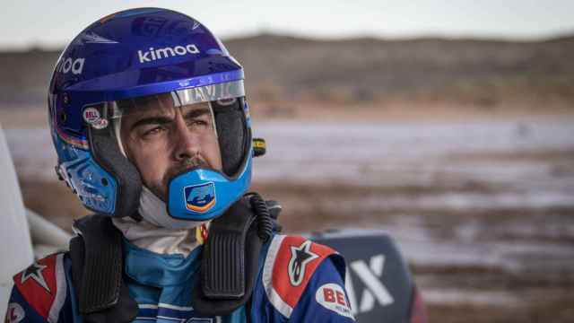 Fernando Alonso pilotando el Toyota Hilux del Dakar en Namibia