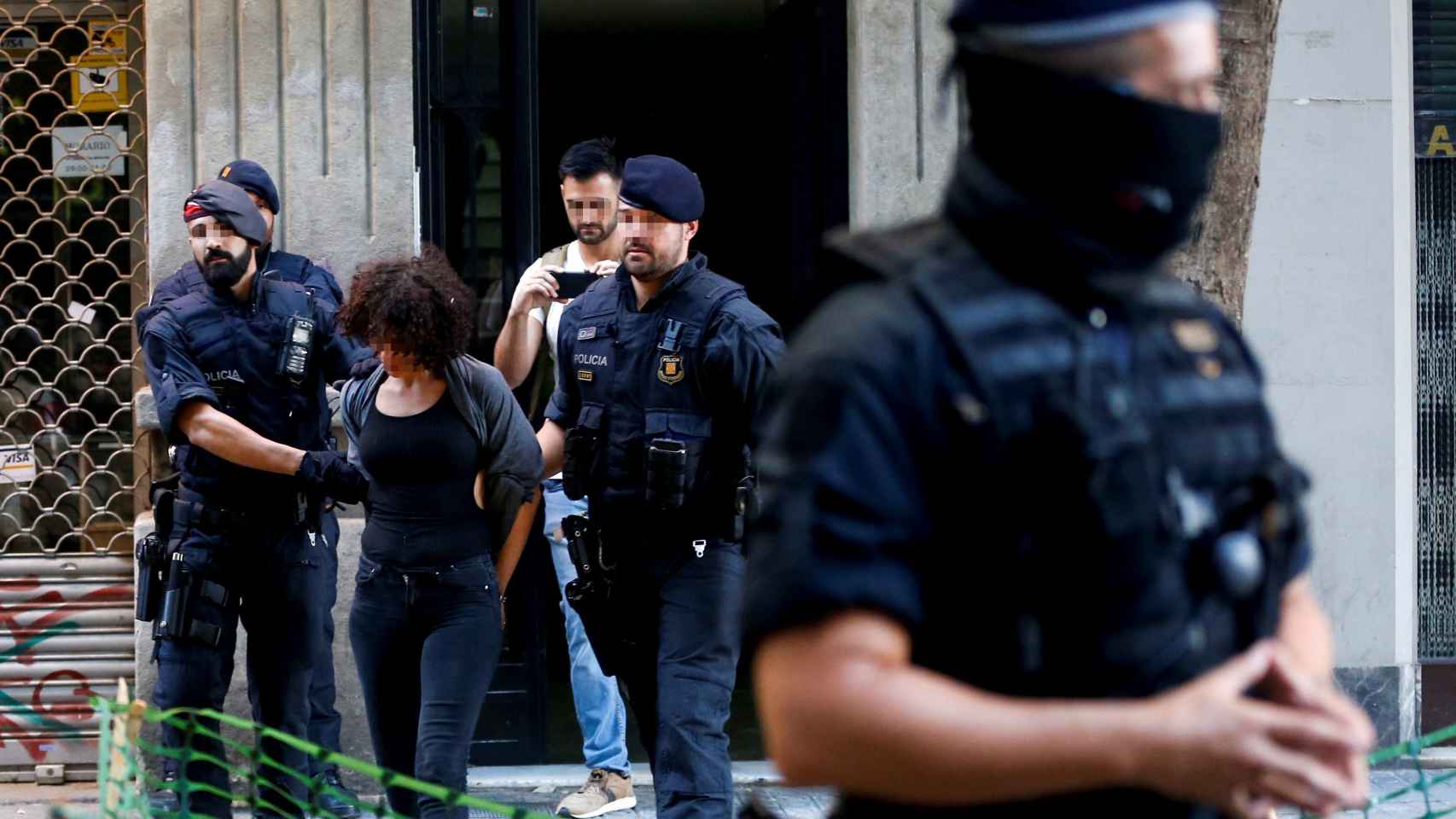 Operativo de los Mossos contra un narcopiso de Barcelona.