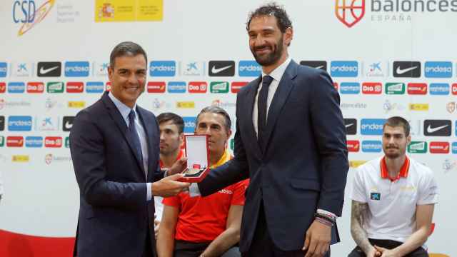 Pedro Sánchez recibe una medalla de manos del presidente de la Federación Española de Baloncesto, Jorge Garbajosa.