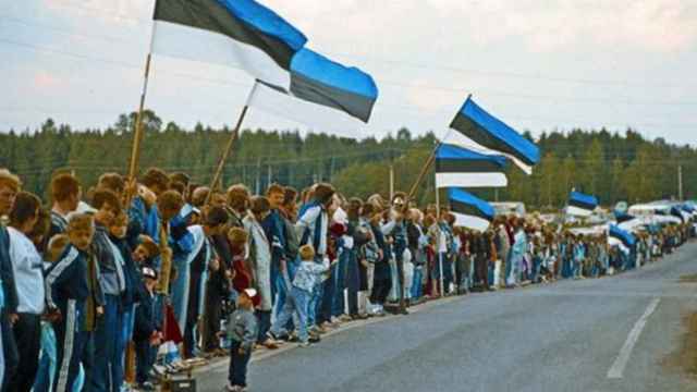 Ciudadanos estonios formando la Cadena Báltica el 23 de agosto de 1989.