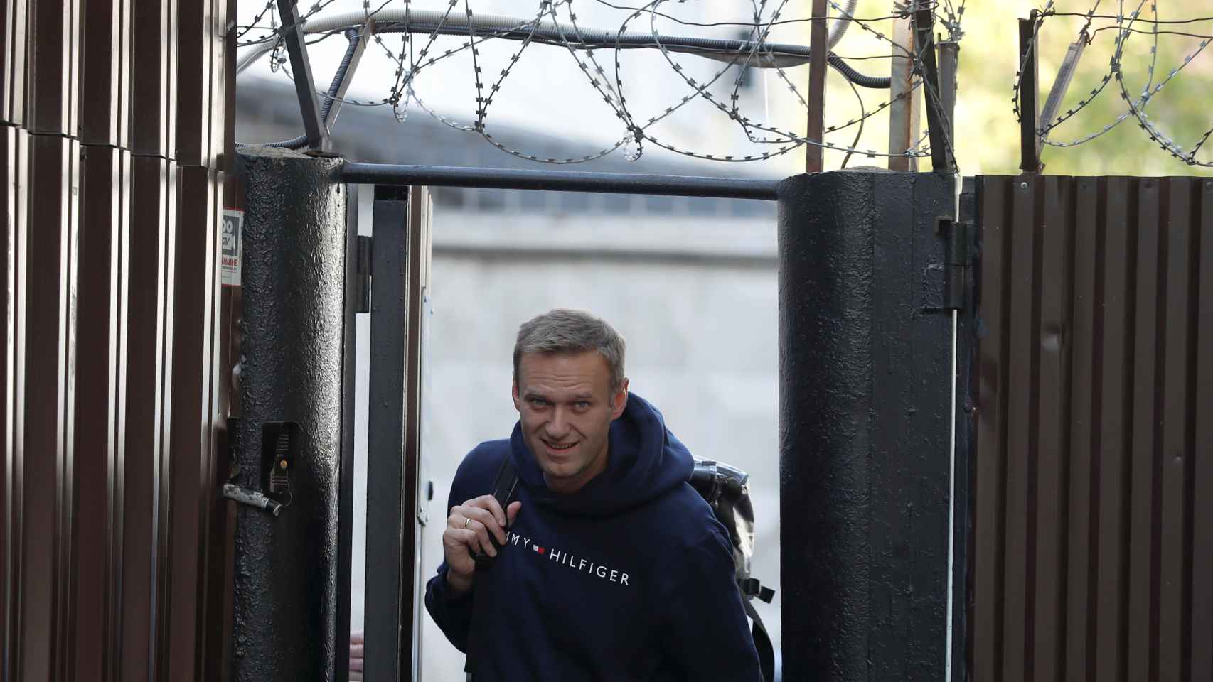 El líder opositor ruso Alexéi Navalni saliendo de la cárcel Simferópolski, en Moscú.