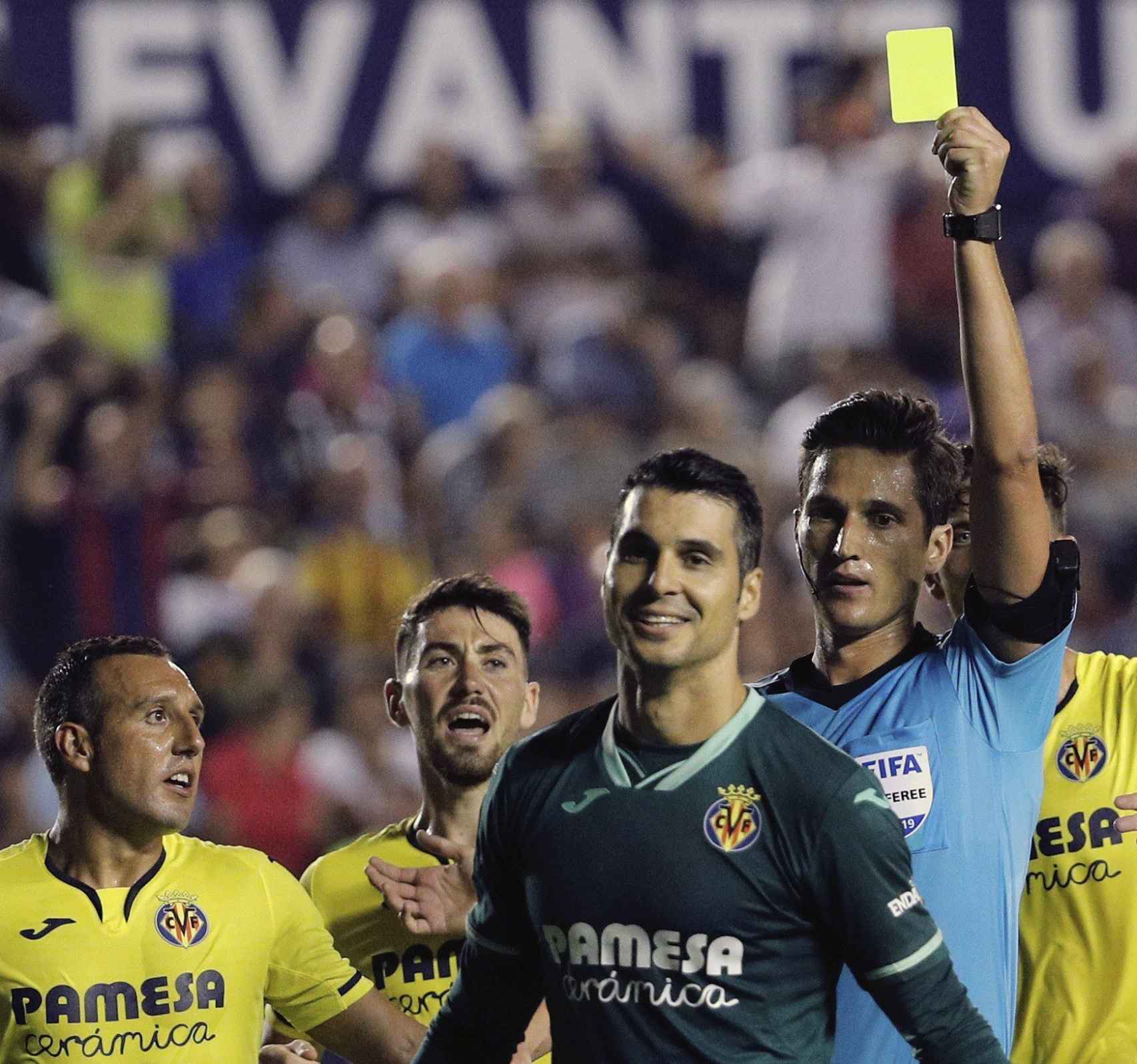 Andrés Fernández, portero del Villarreal, ve la tarjeta amarilla tras adelantarse a parar un penalti al Levante