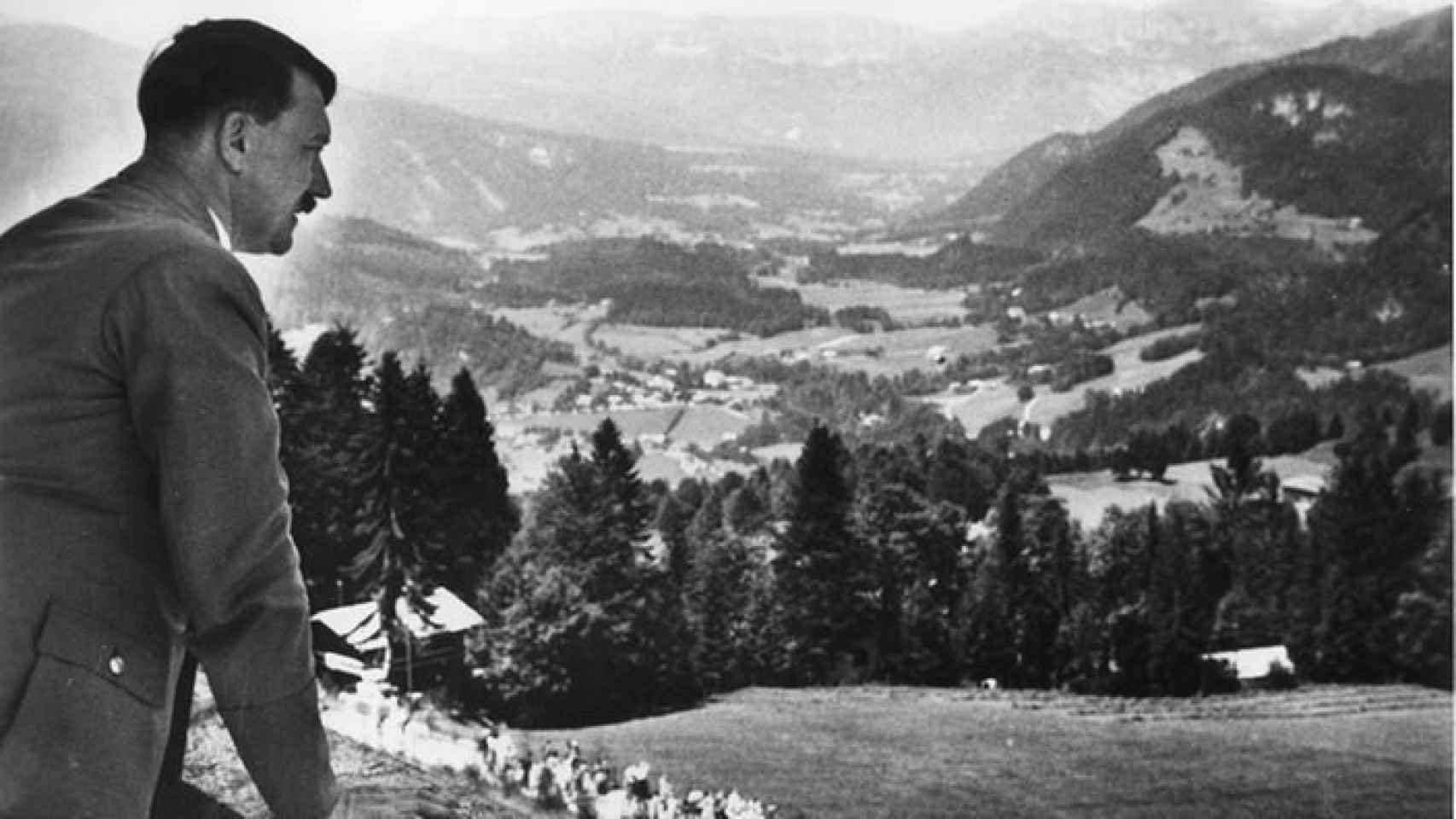 Hitler contempla el paisaje desde una terraza de su residencia alpina.