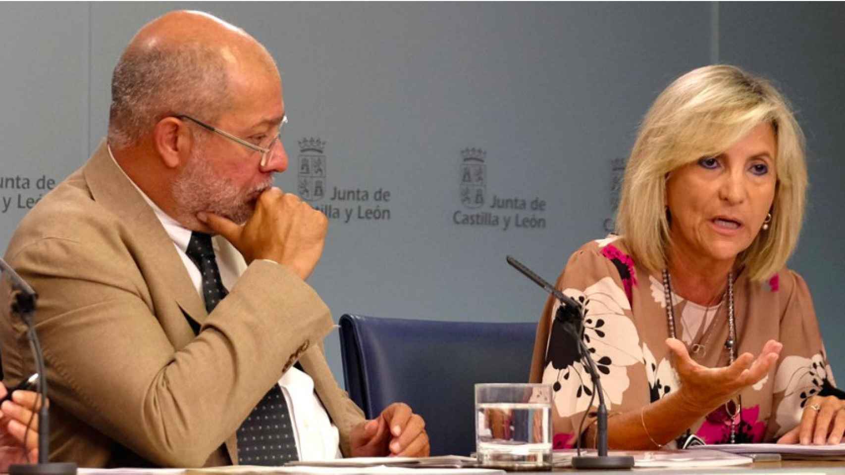 Con Francisco Igea, vicepresidente de la Junta de Castilla y León. Ella accede al cargo de consejera de Sanidad.