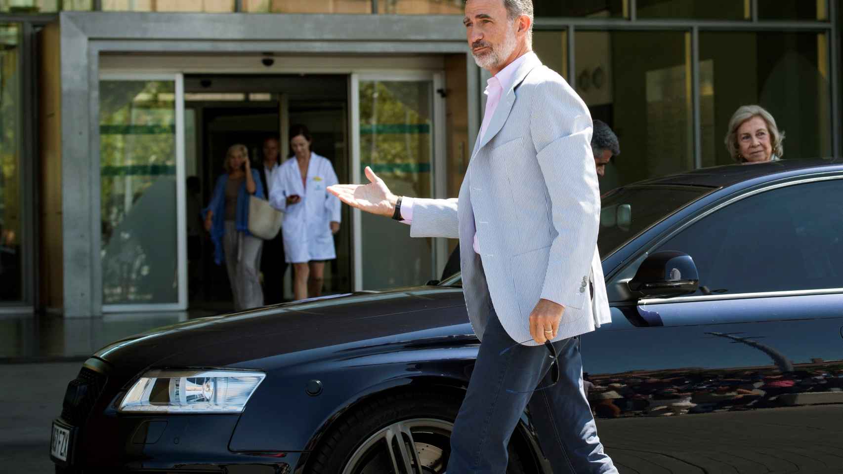 Felipe VI, con Doña Sofía al fondo, a su llegada al Hospital Quirónsalud.