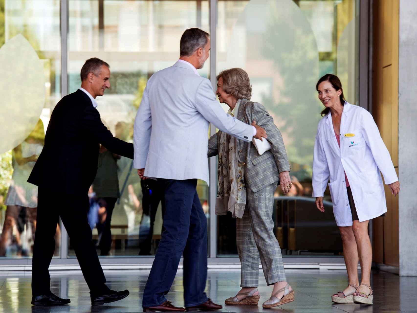 Felipe VI y la reina Sofía saludando a los médicos del centro.