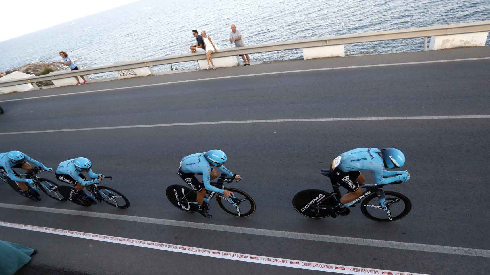 Los ciclistas del equipo Astana durante la etapa