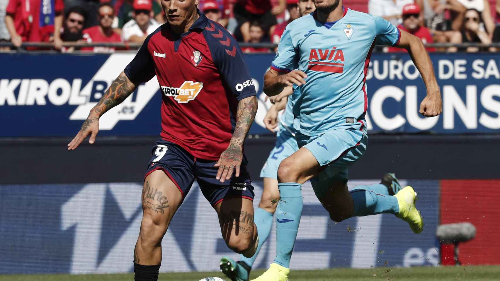 Chimy Ávila conduce el balón ante la presión de Sergio Álvarez