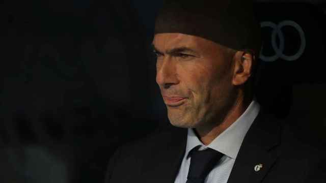 Zinedine Zidane, en el banquillo del Santiago Bernabéu