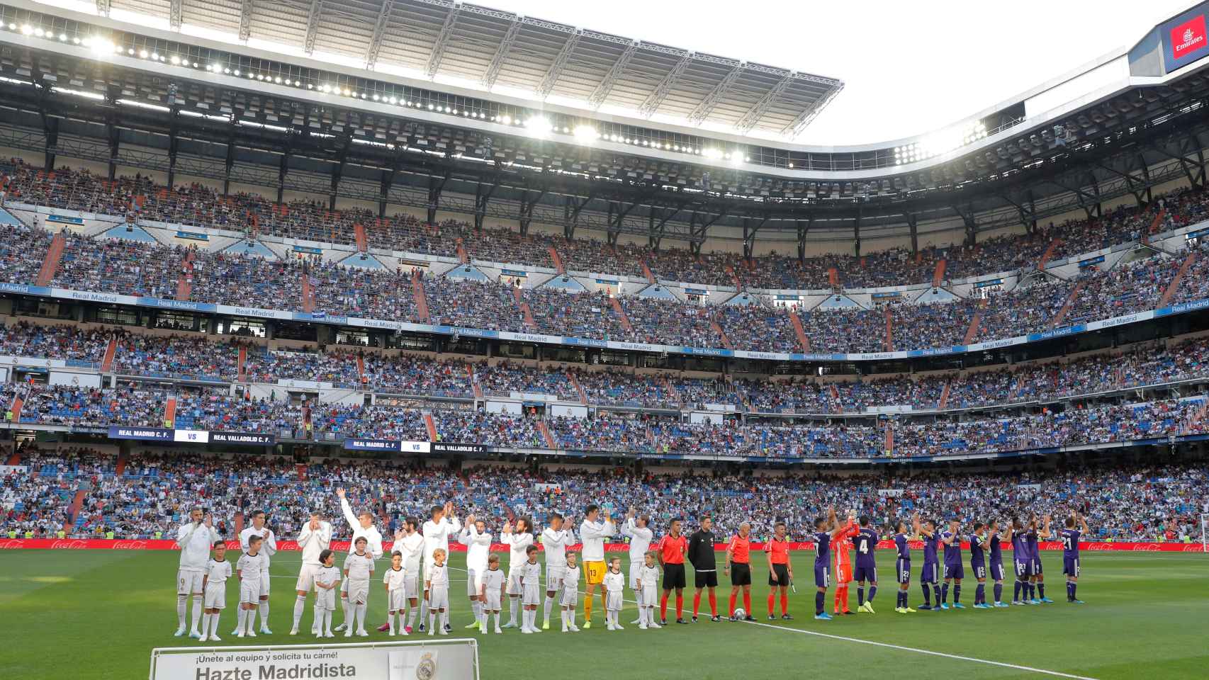El Real Madrid y el Valladolid antes del partido en el Santiago Bernabéu