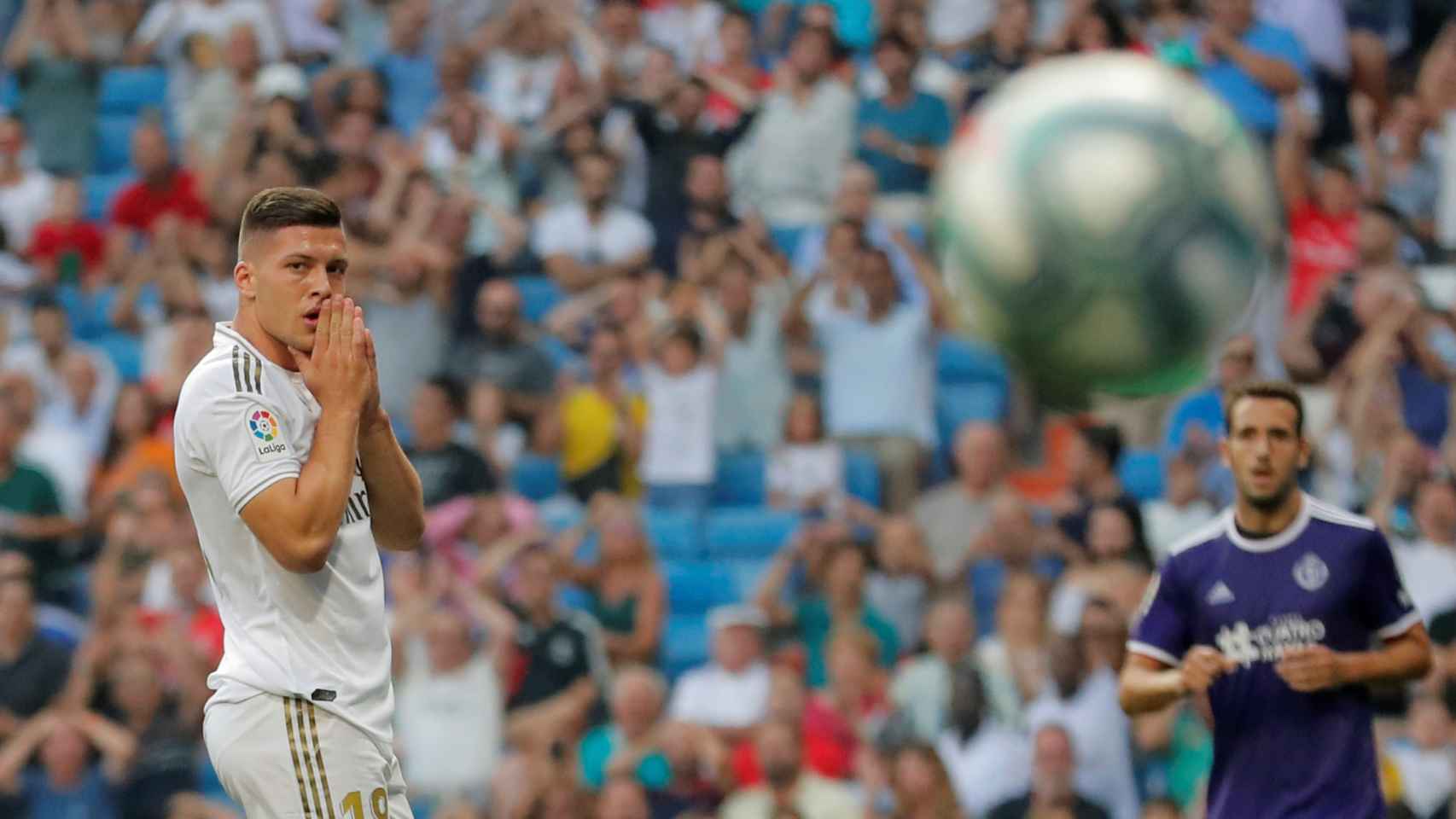 Luka Jovic tras estampar el balón en la escuadra