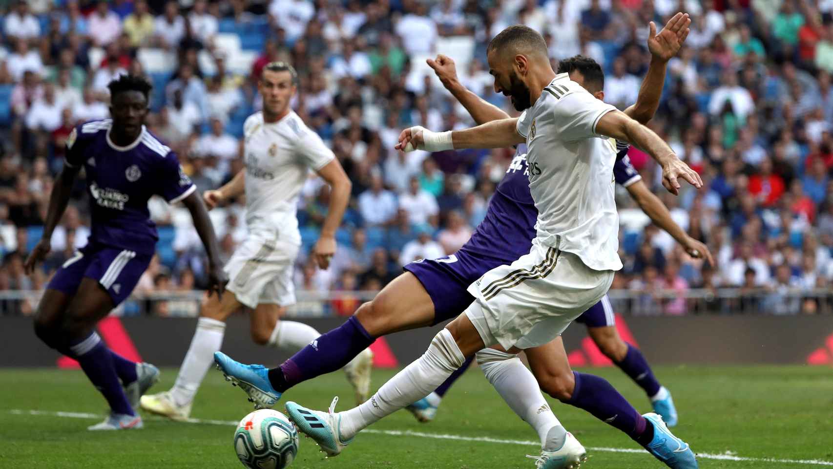 Karim Benzema dispara a puerta en el Real Madrid - Valladolid
