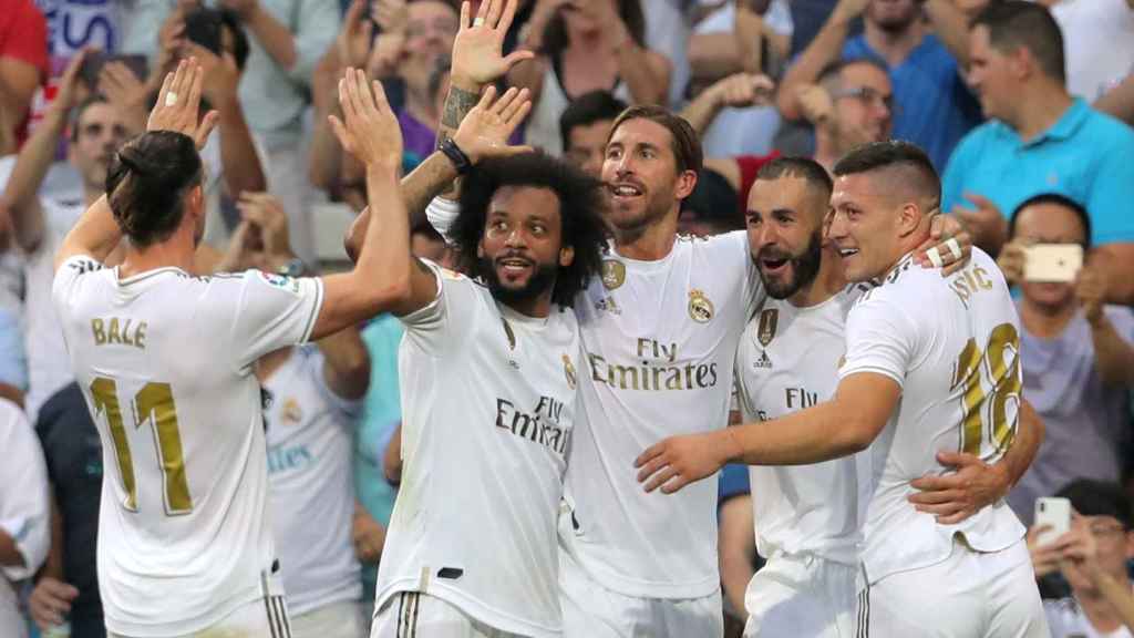 Los jugadores del Real Madrid celebran el gol de Benzema ante el Valladolid