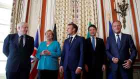 El presidente francés, Emmanuel Macron y el presidente del Consejo Europeo, Donald Tusk junto a los presidentes de los países europeos del G7,  el británico Boris Johnson, la alemana Angela Merkel y el italiano Giuseppe Conte.
