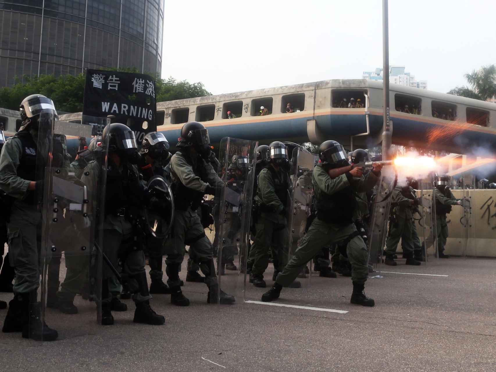 Las fuerzas de seguridad se enfrentan a los manifestantes.