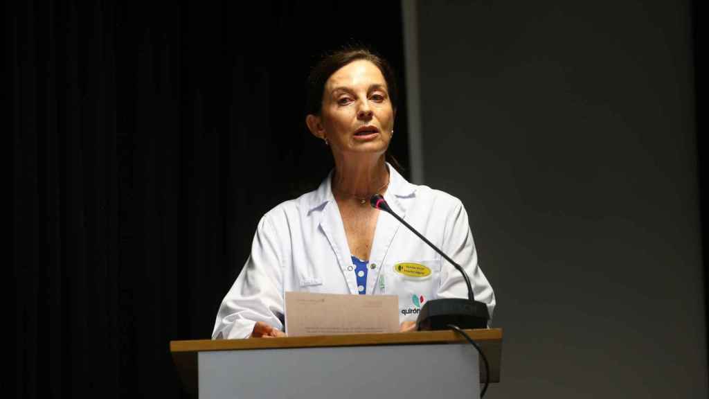 Lucía Alonso, gerente de Quirónsalud, durante la lectura del parte médico del Rey Emérito.
