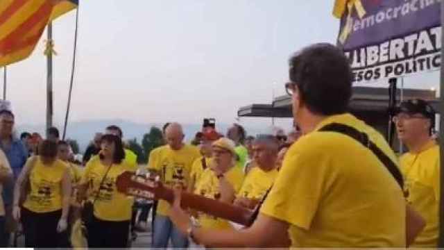 Los Cantaires de Ponent entonan su versión de Submarino Amarillo, el Lazo Amarillo.