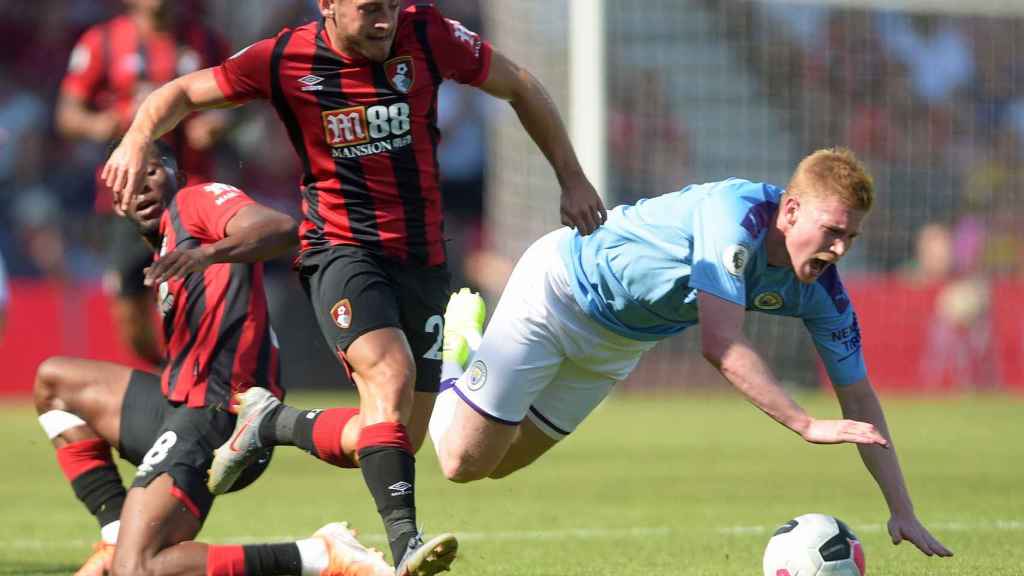 De Bruyne cae al suelo tras la entrada del jugador del Bournemouth
