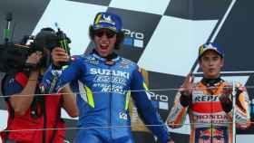Rins, en el podio de Silverstone, celebra su victoria sobre Márquez en el Gran Premio de Gran Bretaña.