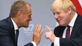 Johnson, con Donald Tusk, presidente del Consejo Europeo, durante la reunión del G-7.