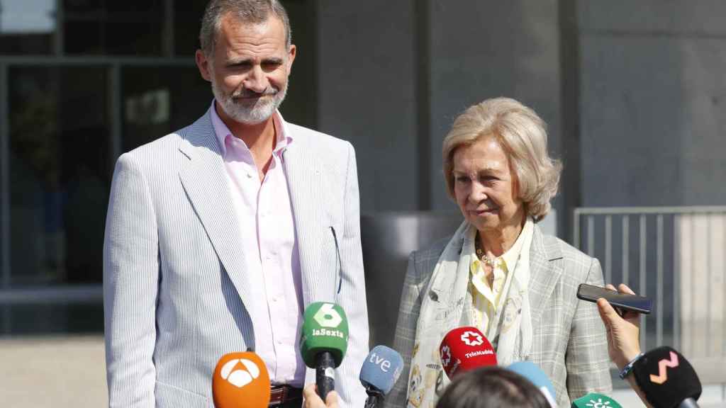 El rey Felipe también ha acudido junto a su madre al hospital Quirón Salud de Madrid.