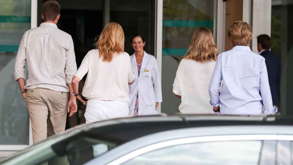 Juan Valentín, la infanta Cristina, Irene y Miguel Urdangarin, entrando al centro médico.