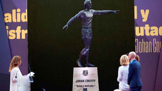 La estatua de Johan Cruyff en el Camp Nou