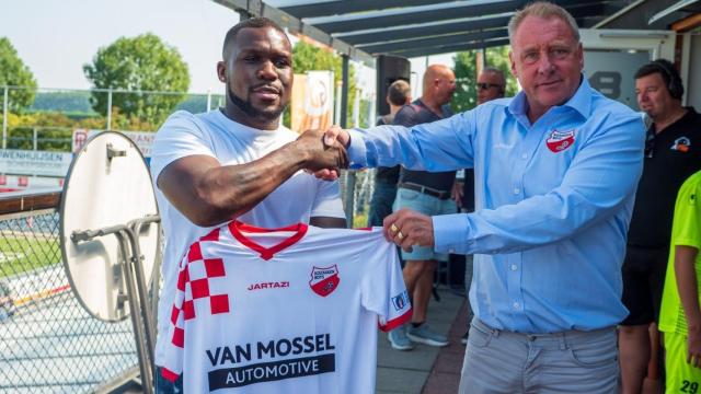 Drenthe firma con el Kozakken Boys. Foto: Twitter (@KozakkenBoys)