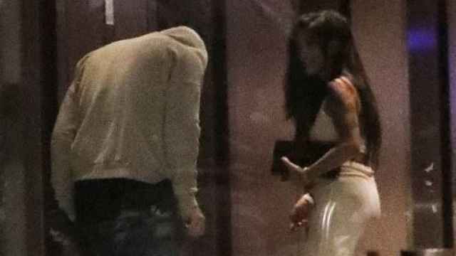 Wayne Rooney entrando a un hotel junto a una mujer. (DailyMail)